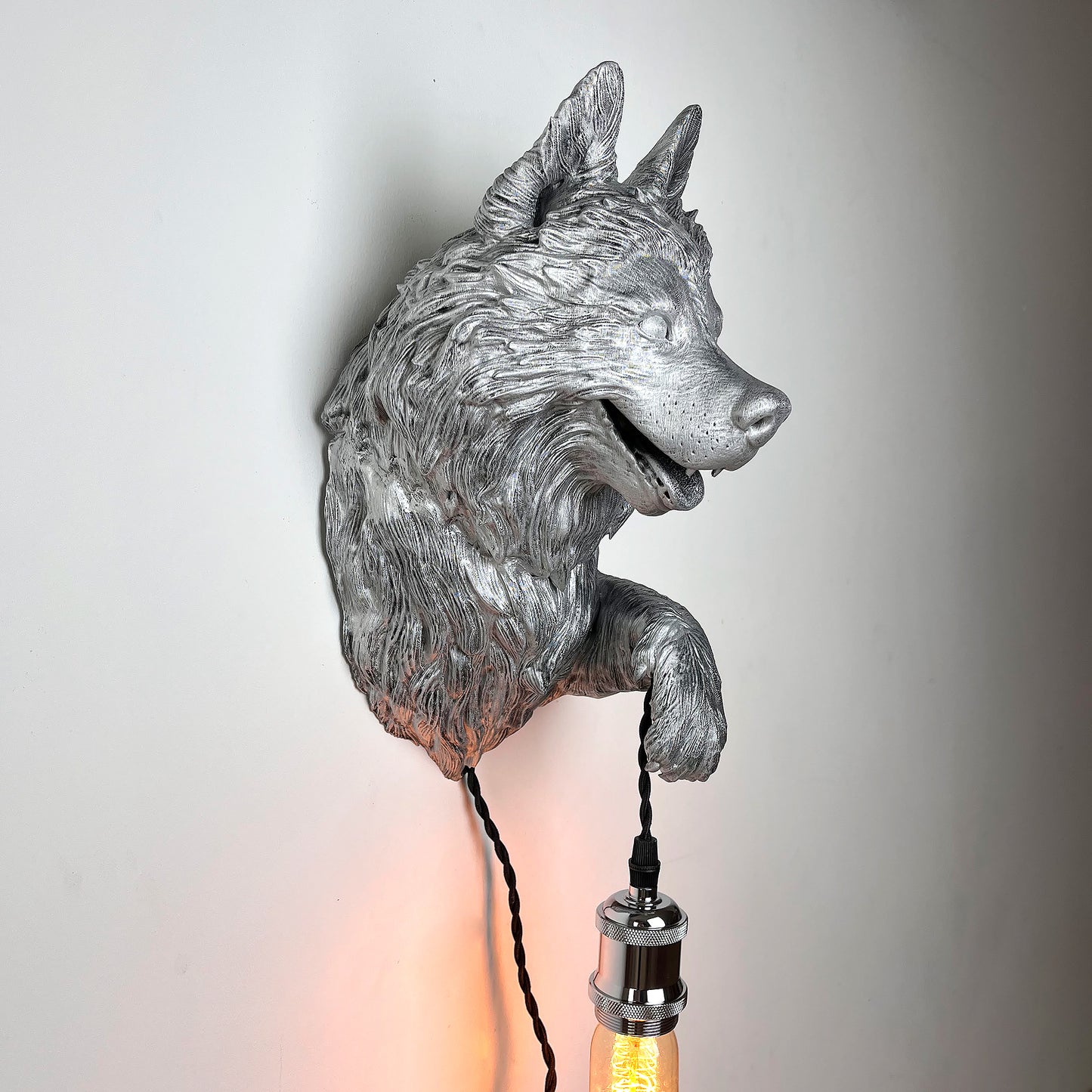 Malamute Wall Light – Strong and Majestic Malamute Head & Bust Sconce for Dog Lovers, Rustic Spaces, or Statement Wall Decor