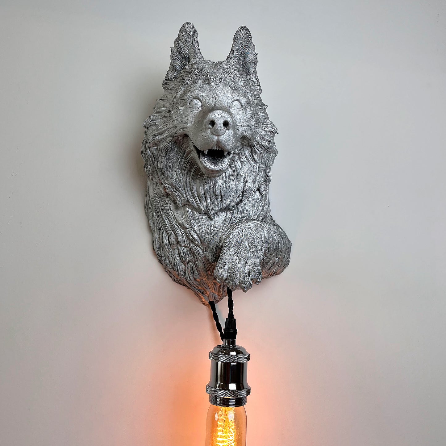 Malamute Wall Light – Strong and Majestic Malamute Head & Bust Sconce for Dog Lovers, Rustic Spaces, or Statement Wall Decor