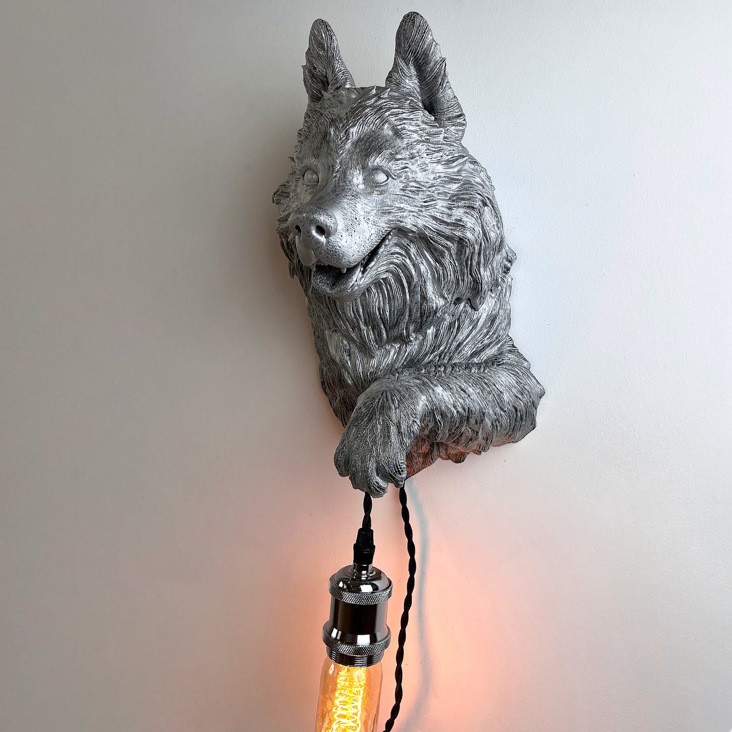 Malamute Wall Light – Strong and Majestic Malamute Head & Bust Sconce for Dog Lovers, Rustic Spaces, or Statement Wall Decor