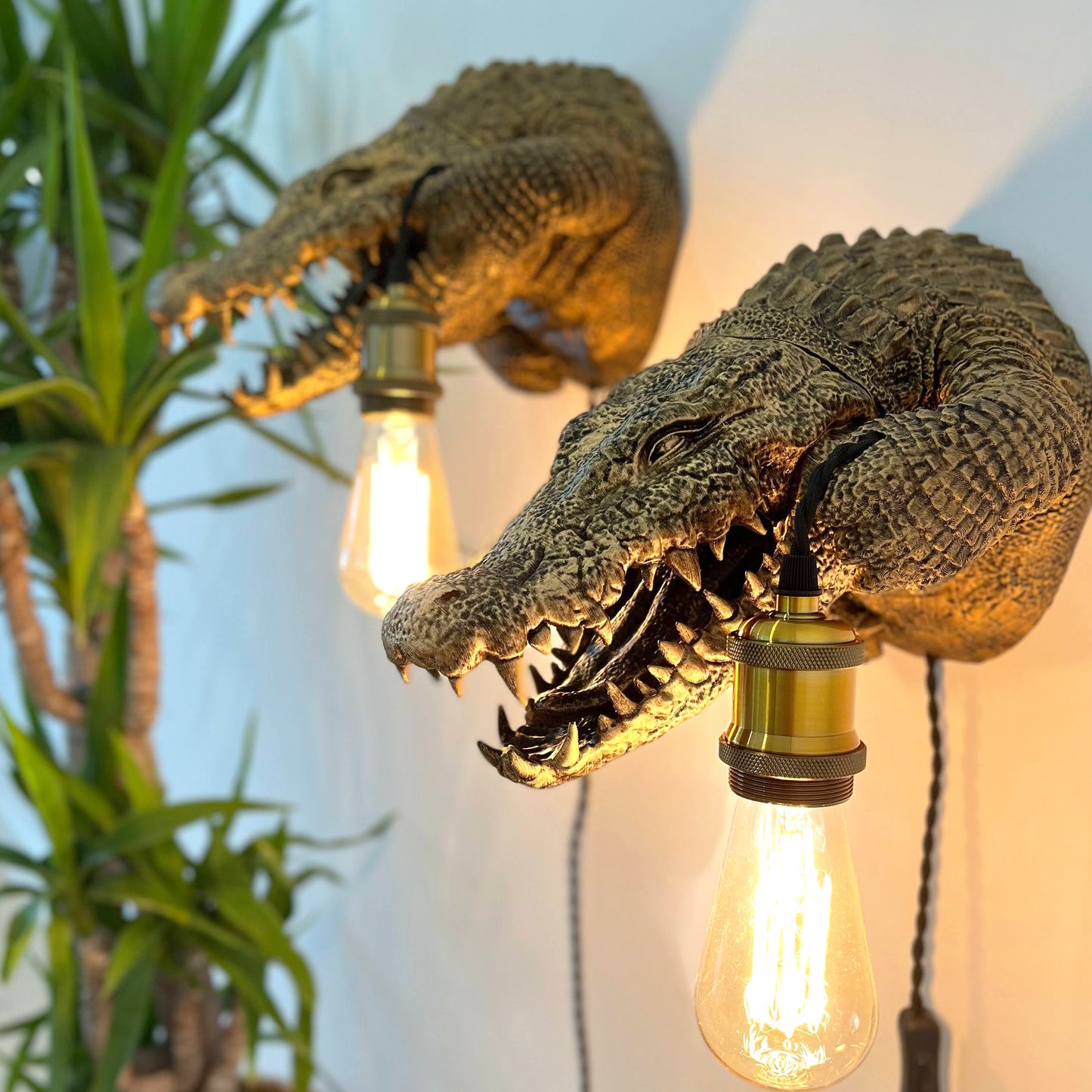 Handcrafted Alligator Wall Light – Unique Animal Head Lamp, Rustic Jungle Decor, Kids Room Night Light, Swamp-Themed Home Accent